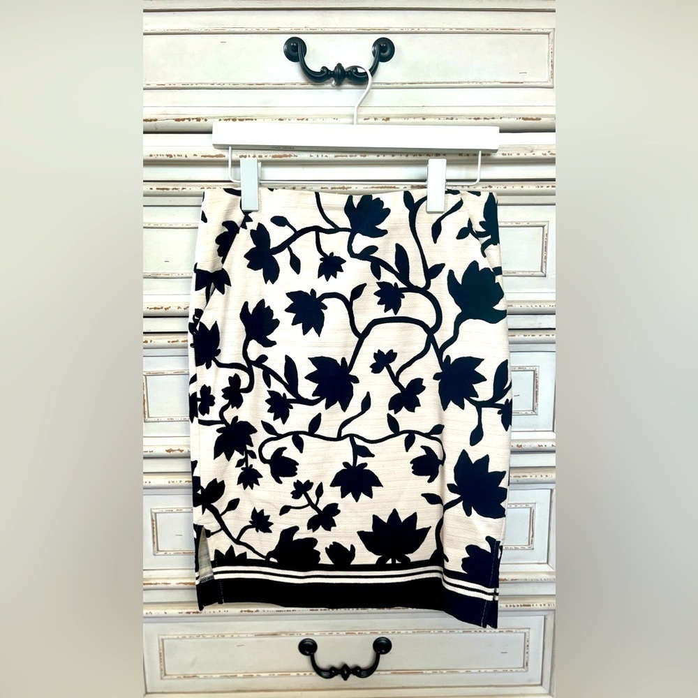 🖤 Beautifully lined black & ivory floral skirt by LOFT, size 2 - see video 🎥
